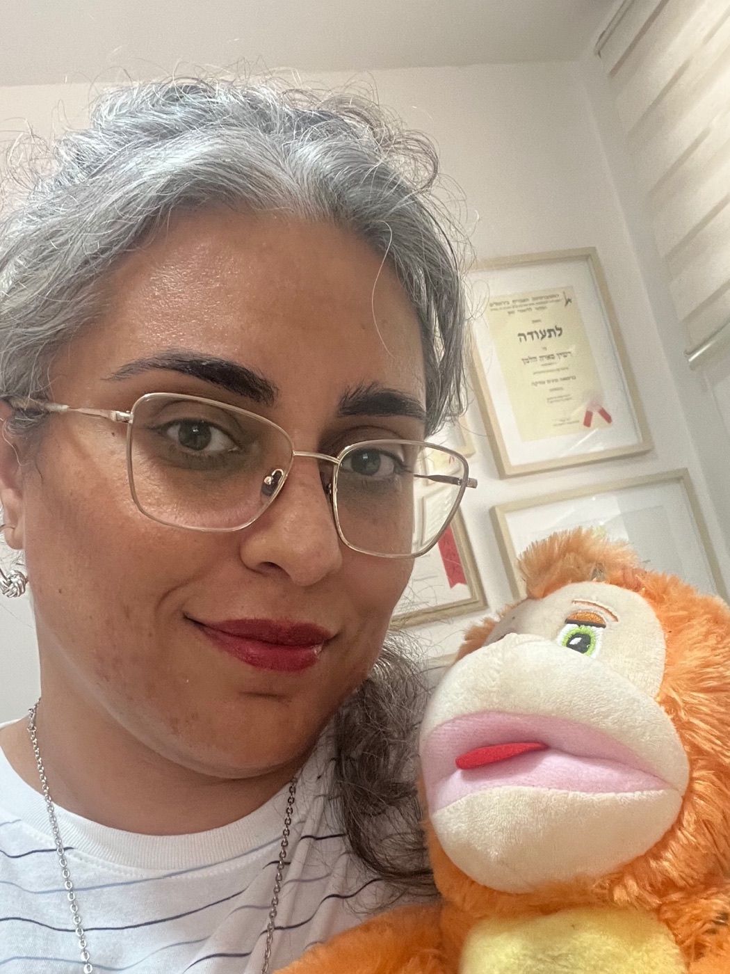 רשין בקליניקה עם בובת הכפפה קופיקו